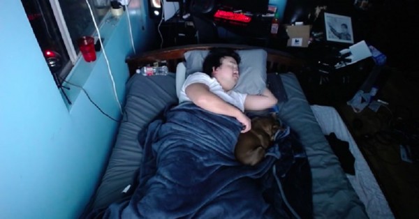 Youtuber gana 16.000 dólares por dejar que sus seguidores lo molesten en directo mientras duerme - C9N