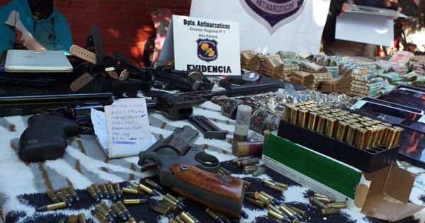 La Nación / Drogas, armas, dinero y cuatro detenidos tras allanamiento en Hernandarias