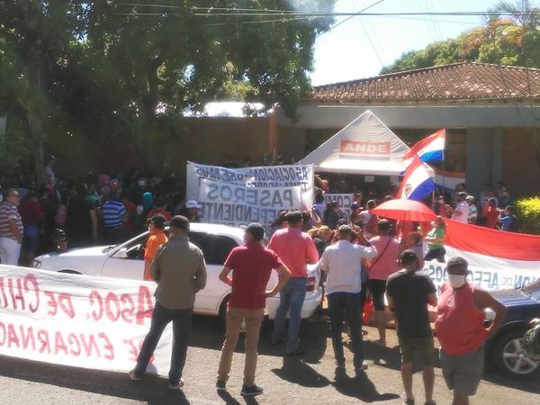 Comerciantes de Encarnación piden suspensión de cobro por electricidad y agua potable - Nacionales - ABC Color