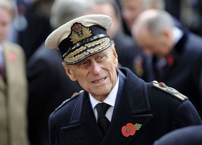 El duque de Edimburgo ingresa en el hospital como  “medida de precaución”  - Mundo - ABC Color