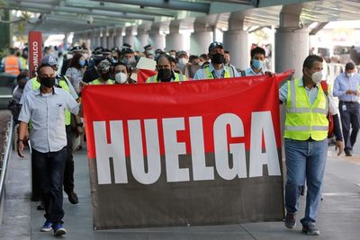 Empleados de Interjet extienden la huelga por impago de la aerolínea mexicana - MarketData