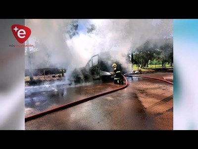 VEHÍCULO FUE CONSUMIDO POR LAS LLAMAS EN NATALIO