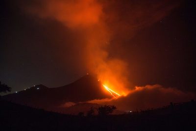 Guatemala cierra tres rutas de aeronavegación por caída de ceniza volcánica - MarketData