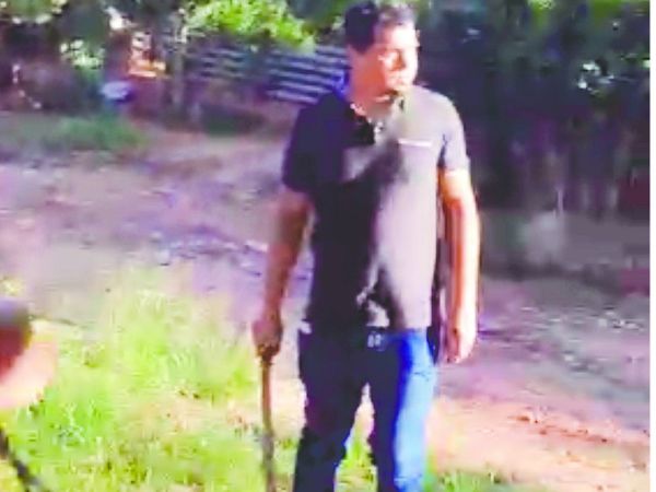Pastor casi macheteó a  vecina por una pelota