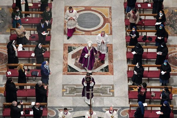 El papa celebró el Miércoles de ceniza con misa con pocos fieles y nuevo rito - Mundo - ABC Color