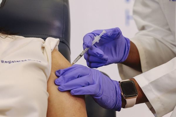 Neumólogo pide que Salud verifique su plan de vacunación contra COVID-19: 'La primera línea es muy amplia'