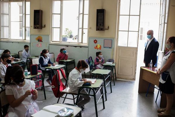 Los niños argentinos vuelven a las aulas tras casi un año de clases virtuales - Mundo - ABC Color