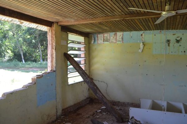 Ante derrumbe de aula, limpian el patio para iniciar clases bajo árbol en San Pedro - Nacionales - ABC Color