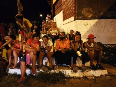 Familiares en vigilia frente a la cárcel en Tacumbú luego del motín, te informa Marcelo Rodas. #paraguay