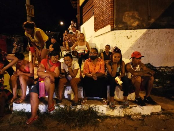 Familiares en vigilia frente a la cárcel en Tacumbú luego del motín, te informa Marcelo Rodas. #paraguay