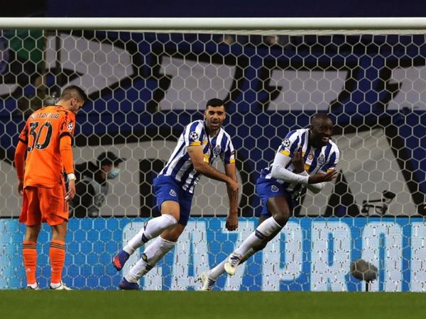 Juve cae en Portugal y el Dortmund golpea de visita