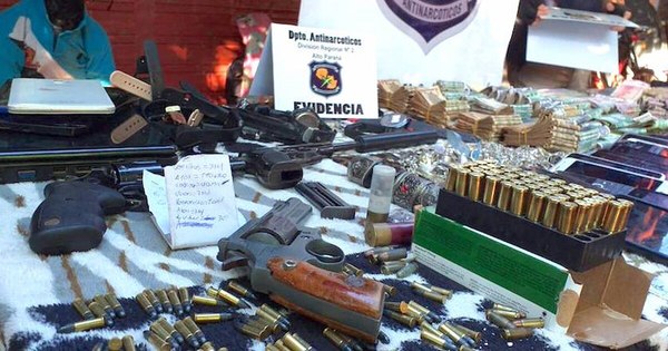 La Nación / Drogas, armas, dinero y 4 detenidos tras allanamiento