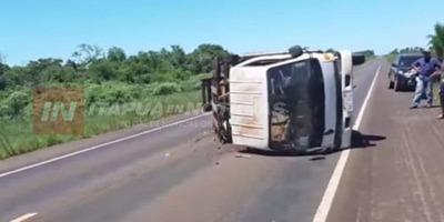 CAMIÓN TRANSPORTADOR DE GANADO VOLCÓ EN GRAL. ARTIGAS 