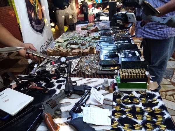 Desmantelan red de distribución de droga y detienen a cuatro sujetos durante allanamiento
