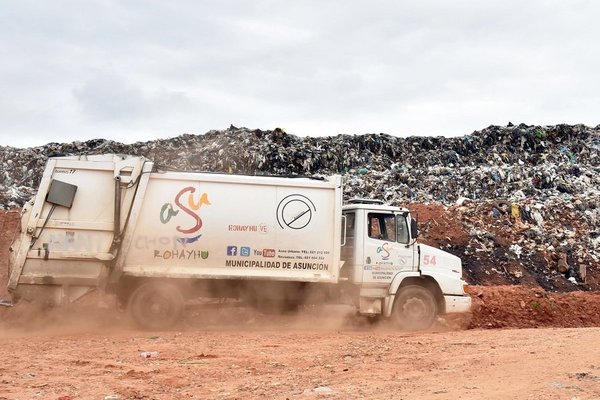 Obreros de la Municipalidad de Asunción se movilizan para que Empo abandone Cateura · Radio Monumental 1080 AM