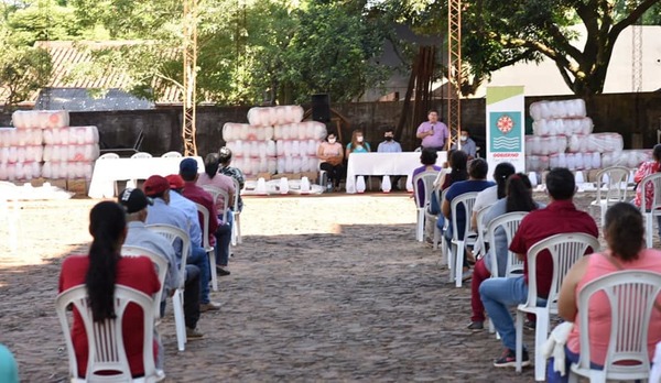 Productores avícolas recibieron kits para producción en Caazapá - Noticiero Paraguay