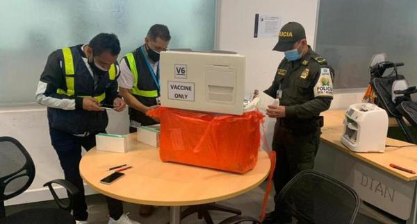 Incautan cargamento ilegal de vacunas contra el coronavirus en aeropuerto ‘El Dorado’