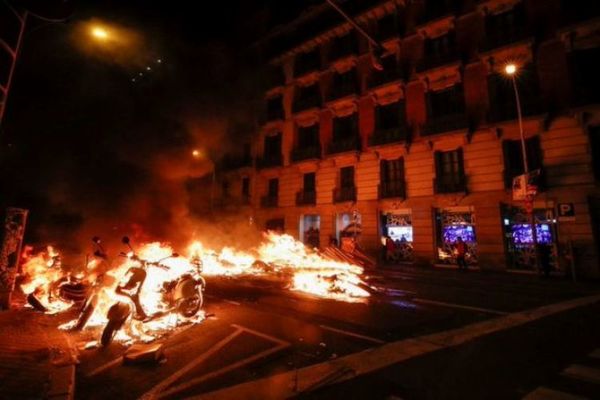 Segunda noche de tensión en España por el encarcelamiento del rapero condenado por tuitear contra Juan Carlos