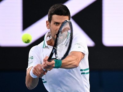 Djokovic despierta del sueño a Karatsev para acceder a su novena final