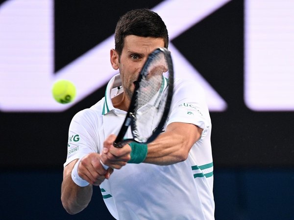 Djokovic despierta del sueño a Karatsev para acceder a su novena final