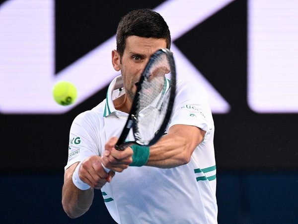 Djokovic despierta del sueño a Karatsev para acceder a su novena final