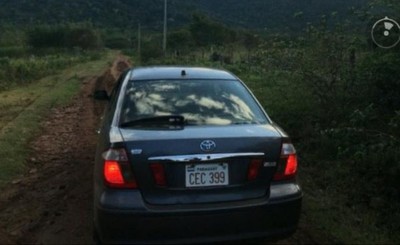 Delincuentes asaltan a una familia y los despoja de su automóvil