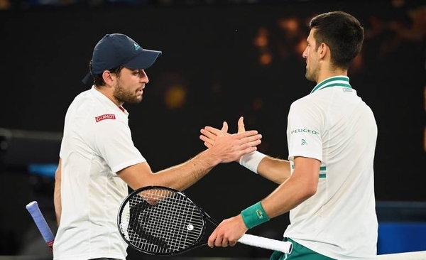 HOY / Djokovic despierta del sueño a Karatsev para acceder a su novena final