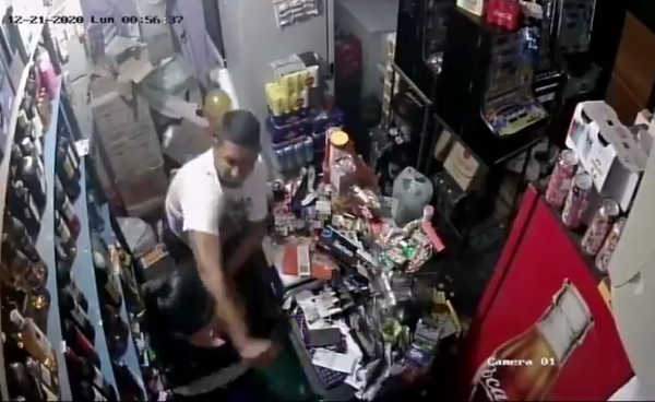 Crónica / (VIDEO) Detienen a un hombre que atacó con un machetillo a su expareja