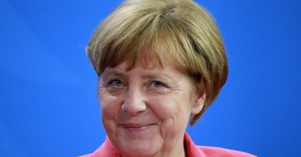 Angela Merkel olvidó ponerse la mascarilla y su reacción se hizo viral - C9N