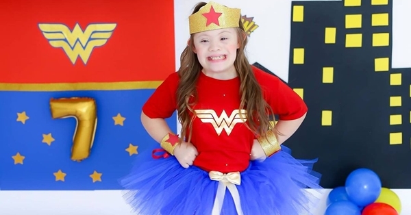 Vestida de heroína, “Vichi” celebró su cumpleaños