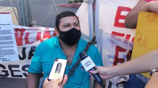 HOY / Padre de Dahiana se encadenó frente a la Fiscalía y exigió celeridad en la investigación