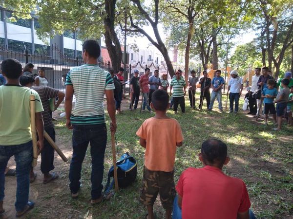 Miembros del clan Domínguez impiden el tránsito en el microcentro, con un tendal de reclamos - Nacionales - ABC Color