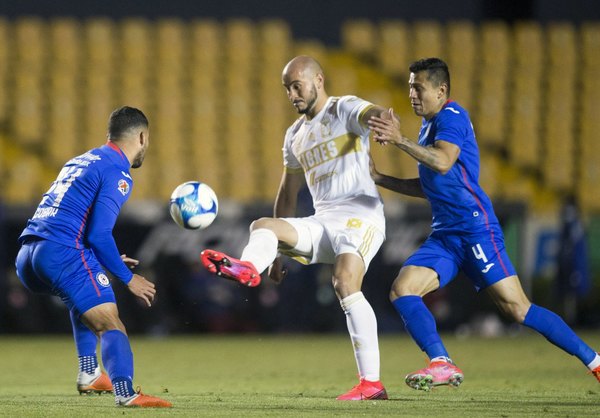 Asistencia de Escobar en la victoria de Cruz Azul al Tigres de Carlos González