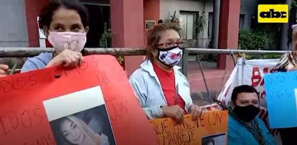 Padre de Dahiana se encadena y pide celeridad a la Fiscalía - Nacionales - ABC Color