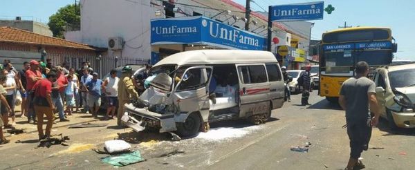 Seis vehículos chocan en cadena sobre Acceso Sur