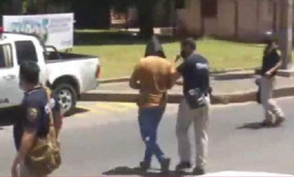 Detienen a un subcomisario cuando intentaba rescatar a un supuesto narco - Noticiero Paraguay