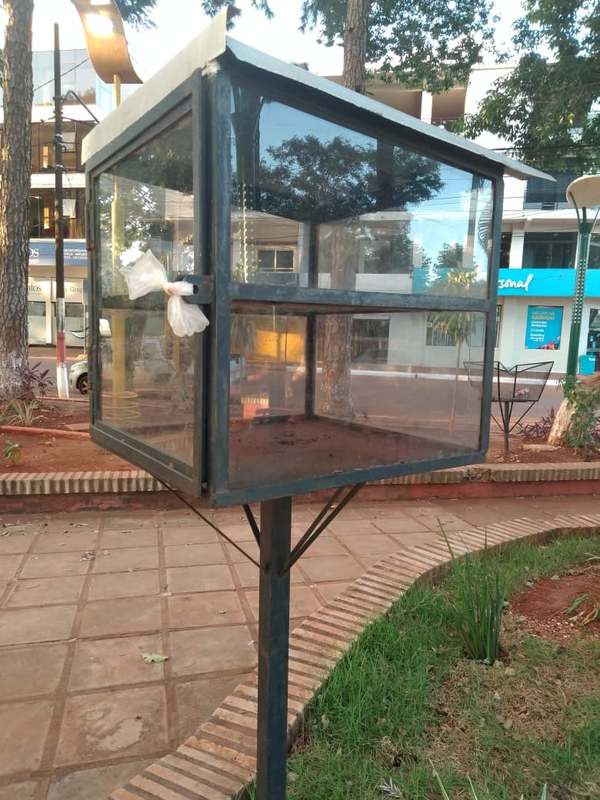 Reclaman abandono de biblioteca callejera en Hernandarias