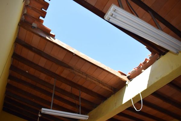 En una escuela de Limpio el cielo es el límite (porque el techo fue destruido y jamás reparado) - Nacionales - ABC Color