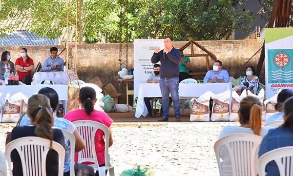 Productores de Caazapá recibieron kits avícolas - Noticiero Paraguay