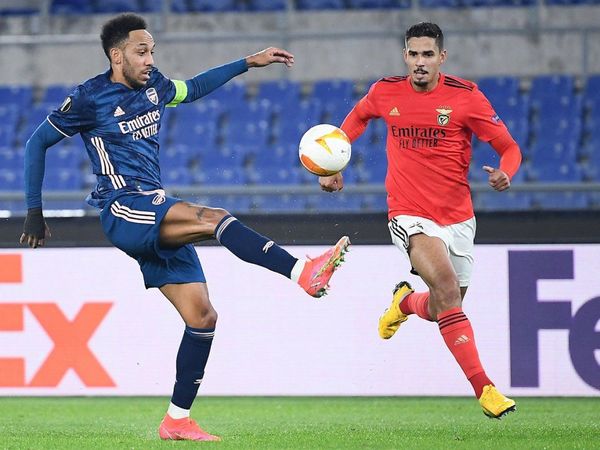 Benfica y Arsenal se pasan las manos