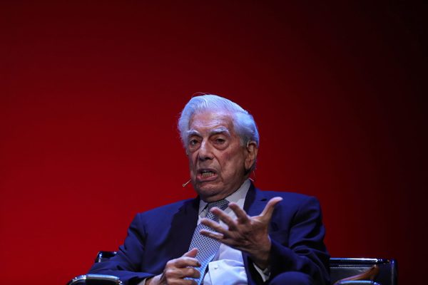 Vargas Llosa es la gran figura de la Feria del Libro de Huancayo, en Perú - MarketData