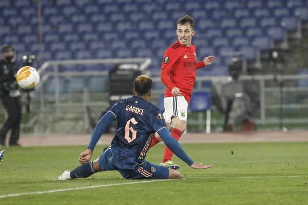 Arsenal y Benfica empatan; Villarreal y Granada sacan ventaja