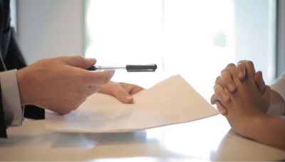 Suspenden las comisiones por corretaje de seguros a los bancos: ¿qué cambia con esto?
