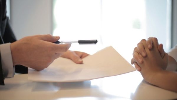 Suspenden las comisiones por corretaje de seguros a los bancos: ¿qué cambia con esto?