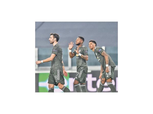 Milan patina en Belgrado y United golea a domicilio