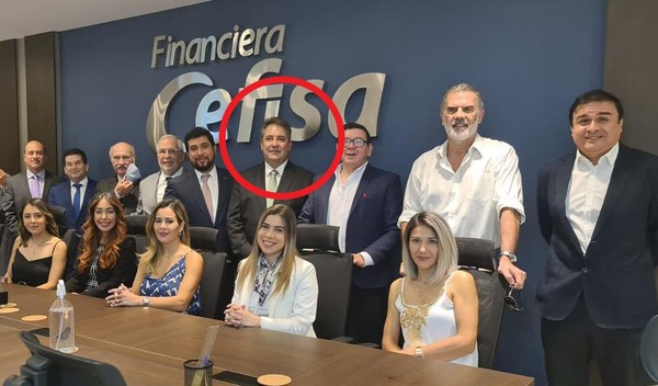 Presencia del extitular de Dinac en medio de directores de financiera despierta suspicacias