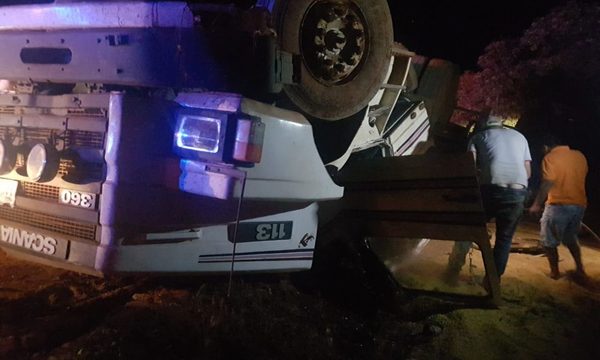 Camión vuelca en Itakyry