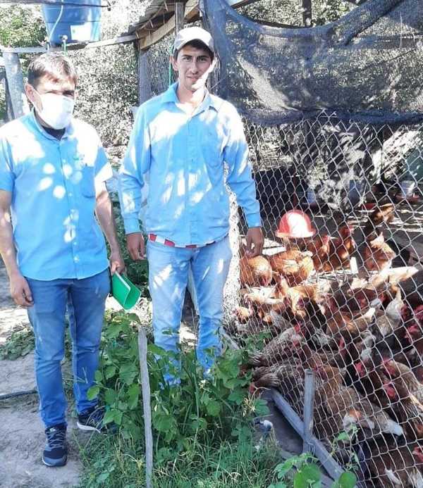 Joven de Yataity vende huevos y pollos mediante asistencia crediticia del CAH | .::Agencia IP::.