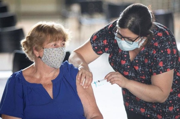 Detienen a dos mujeres que se disfrazaron de abuelas para vacunarse contra el coronavirus