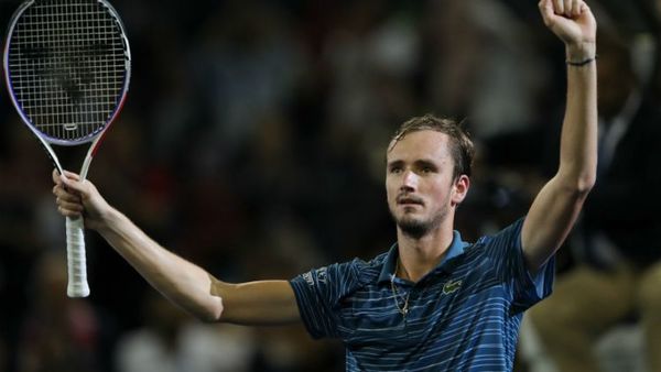 Medvédev derrota a Tsitsipás y se clasifica a la final del Abierto de Australia